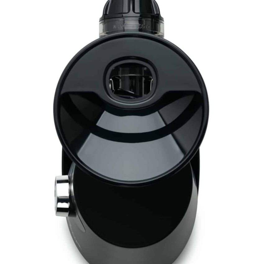 2 wloty na składniki Sana Supreme 727 posiada 2 wloty na składniki: szeroki na drobne produkty jak jagody oraz wąski na długie składniki jak natka pietruszki, seler naciowy czy marchew