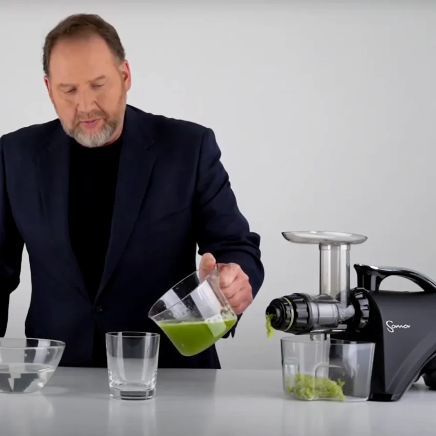 Sana 606 z nakładką do wyciskania selera naciowego Sana 606 z nakładką do wyciskania selera naciowego