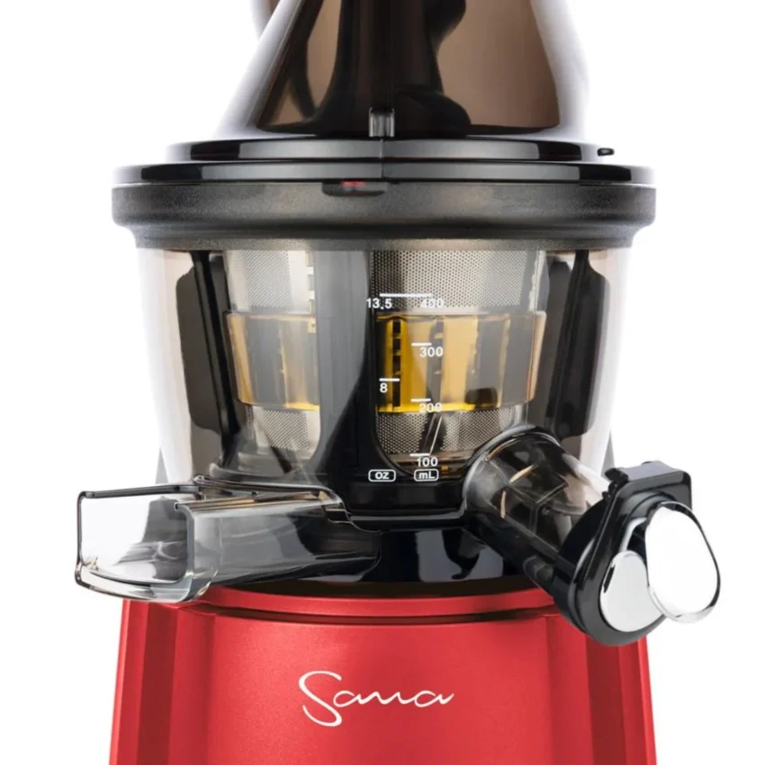 czerwona wyciskarka Sana 868 z szerokim wlotem na całe owoce i warzywa czerwona wyciskarka Sana 868 z szerokim wlotem na całe owoce i warzywa